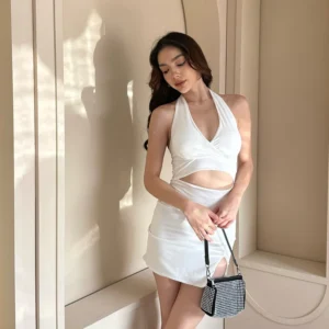 เดรสสุดแซ่บคอวีคล้องคอ ทรงสวยใส่แล้วเสริมรูปร่าง