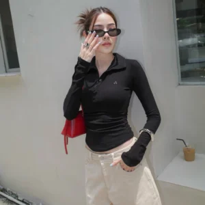 เสื้อคอปกแขนยาวรัดรูป ปลายแขนแต่งกระดุม